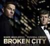 Cartel de La trama con Mark Wahlberg y Russell Crowe juntos